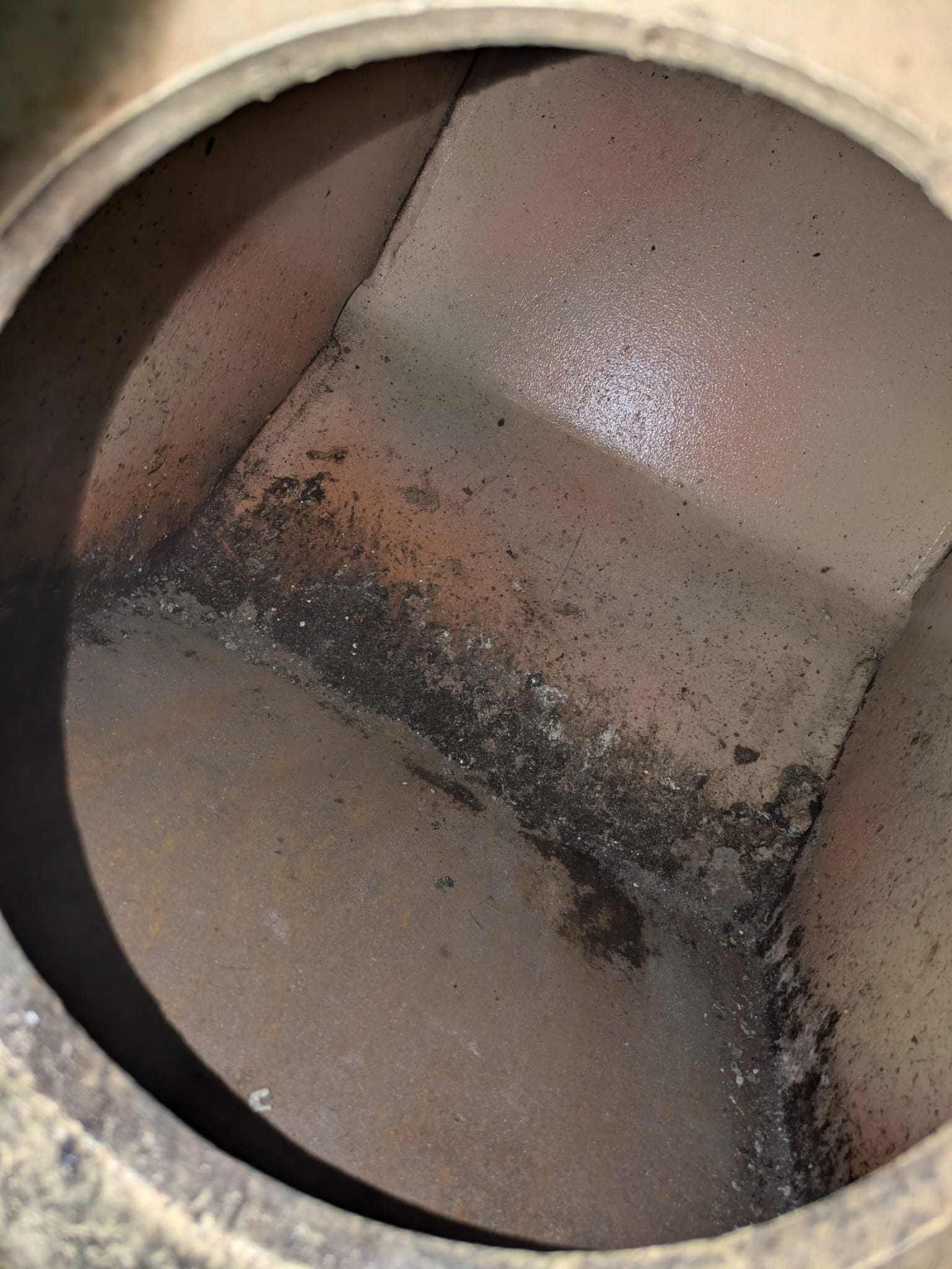 Kaminschacht nach der Taubenabwehr, gereinigt
